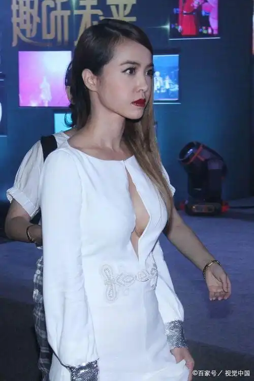 蔡依林越来越大胆,白色礼服开条缝,却勒不住圆鼓鼓的小肚子