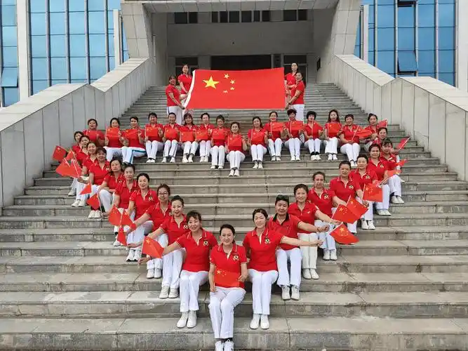 风韵舞蹈队,畅响合唱团的成员们集聚一堂,用"五角星","心形"创意造型