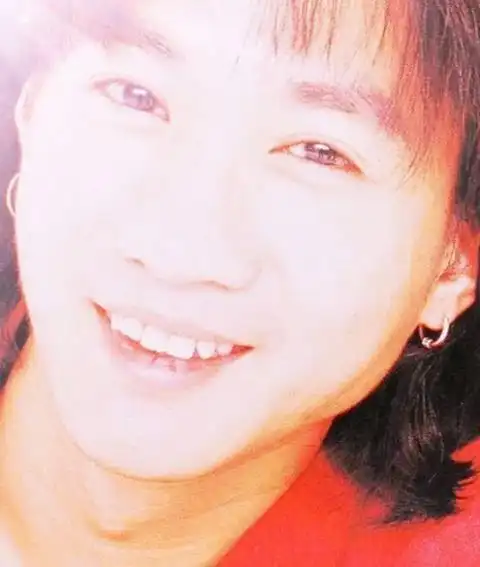 黄家驹25年前帅照曝光:笑起来非常温暖,非常帅气,才貌双全