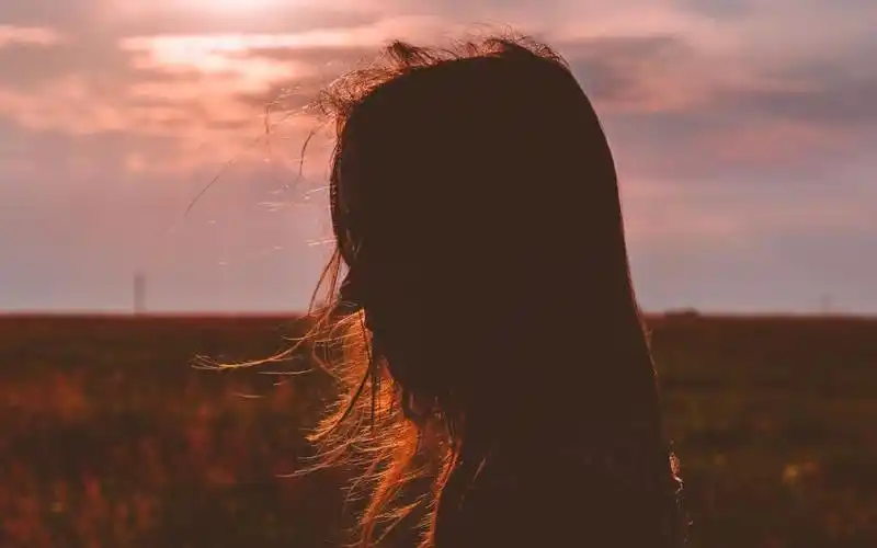 孤独伤心哭泣的女孩,高清壁纸,图片,时光记忆-回车桌面