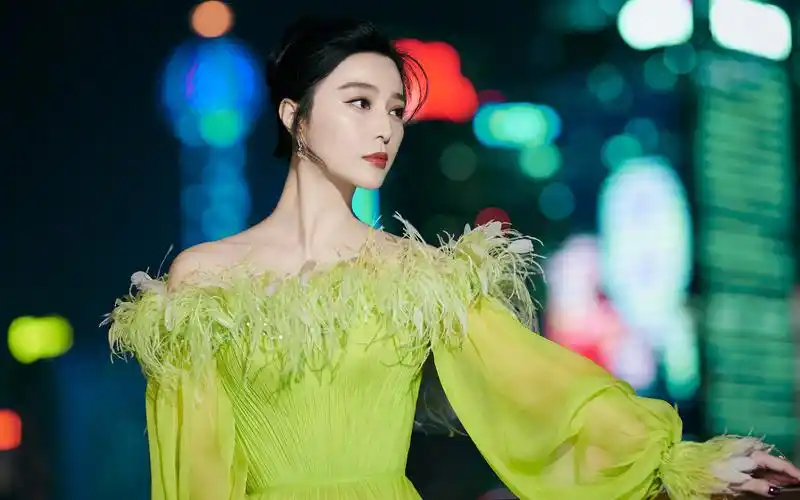 范冰冰羽毛裙性感高清桌面壁纸_大陆明星_壁纸下载_美桌网