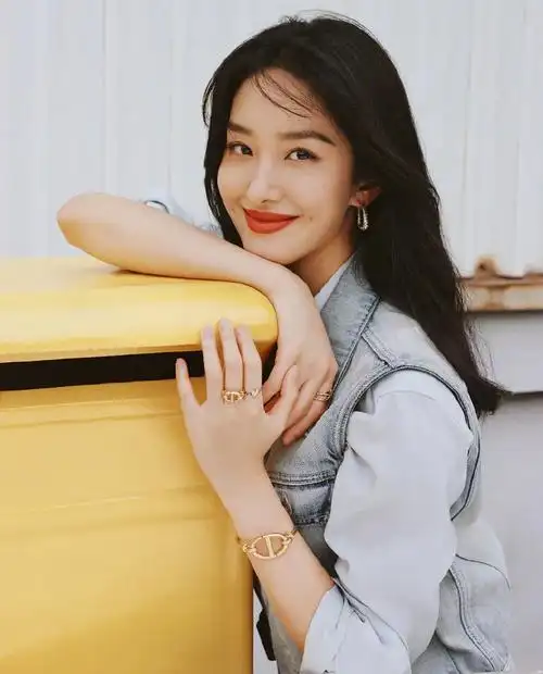 杨采钰精致优雅街拍大片写真图片,杨采钰图片-第2图