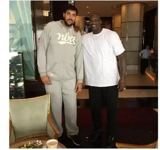 300斤2米16身高奥尼尔是真正的巨无霸这5人合影却能碾压他