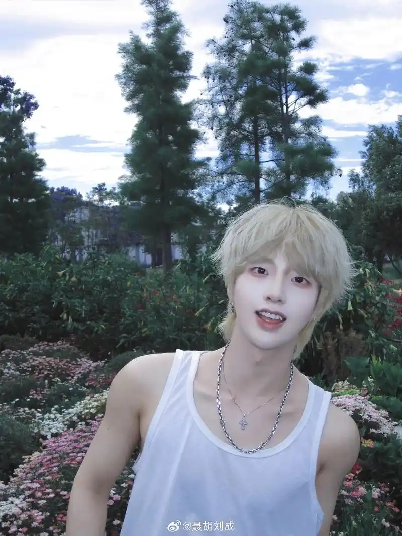 拒绝不了一点#浩浩捏捏 #金发 #清纯男高 #男颜 - 抖音