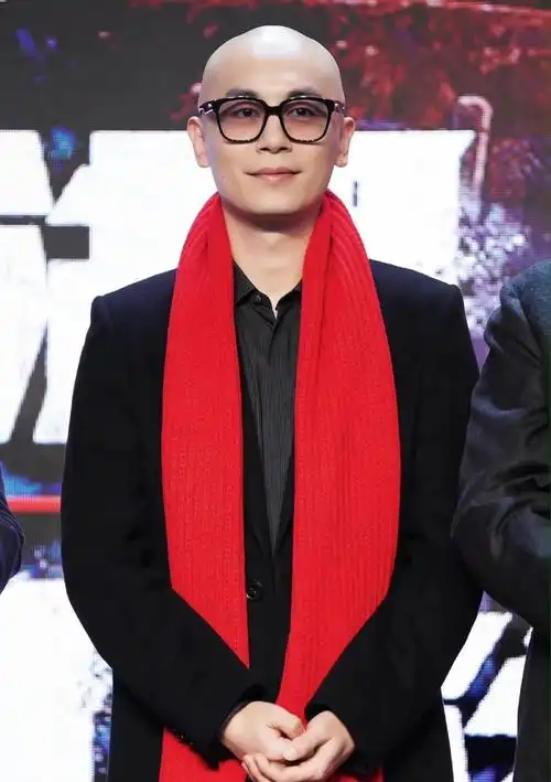 朱亚文首尝光头造型让人惊喜斯文儒雅气质佳帅成行走的荷尔蒙