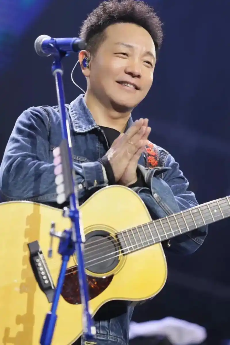 许巍老师舞台照手机壁纸.