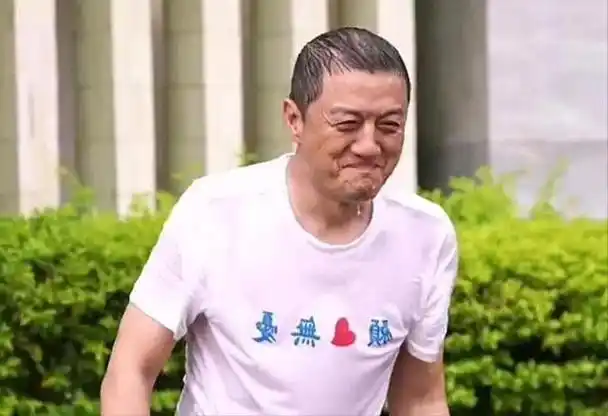 网友们突然明白,曾经备受追捧的李亚鹏,也已经步入了"秃顶"的岁月.