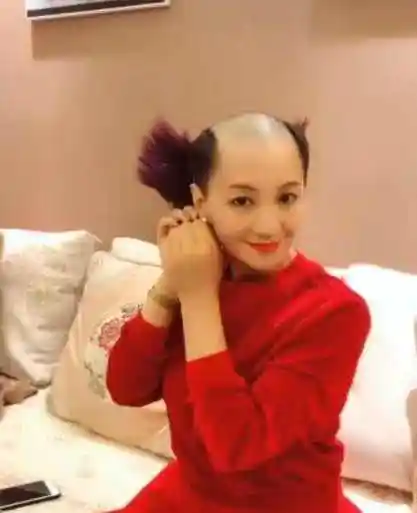 女子将头发剪成"地中海",当她把后面的头发翻上来那刻,美翻天