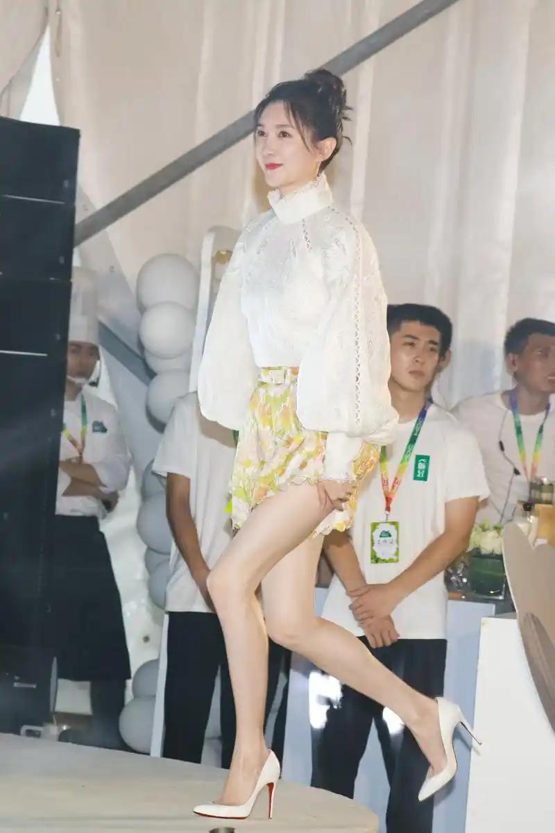 江疏影  美腿白到发光#江疏影