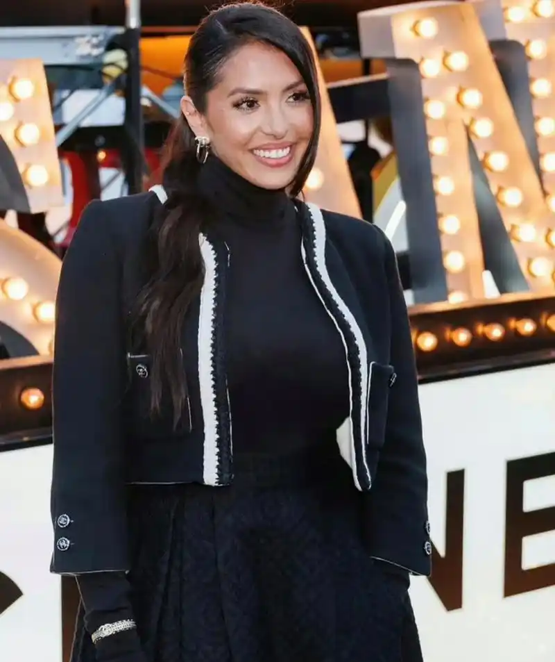 科比妻子瓦妮莎近照,41岁的她身穿黑衣出席品牌活动,依旧是脸小又精致