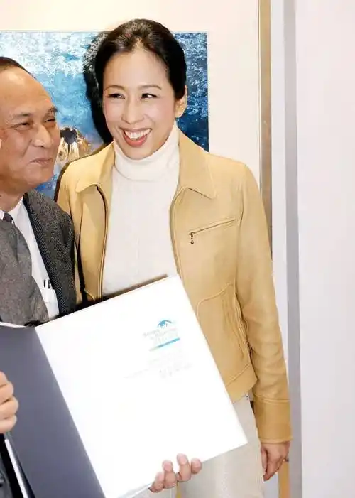 霍英东最美儿媳妇朱玲玲:与霍震霆相伴27年,50岁再嫁百亿富豪_霍家_霍