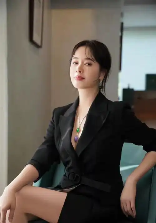 45岁左小青曝近况!白到发光皮肤紧致似少女,穿旗袍大衣气质十足