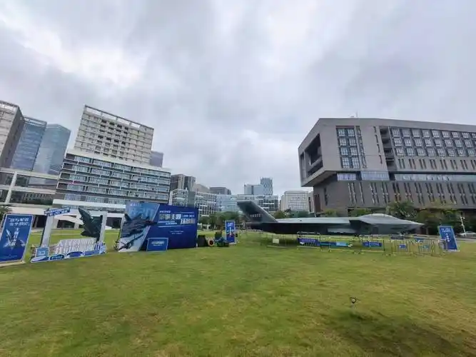 "歼-20战机"亮相深圳大学