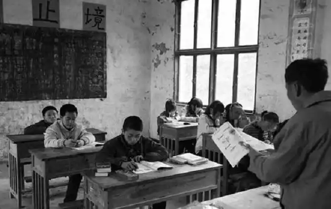 李老师当时大概四十多岁,中等身材,体态偏瘦,老是佝偻着背,喜欢背着手