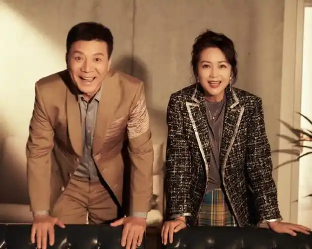 茹萍晒照庆祝与老公刘之冰结婚23周年一家四口幸福温馨