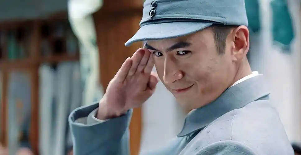 最关键的是,剧中有一个场景是八路军进城,莱昂饰演的王运山居然对着