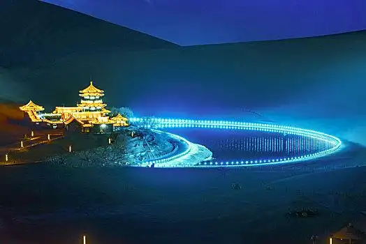 敦煌鸣沙山月牙泉夜景
