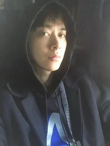 李易峰更新微博晒自拍搬砖小李开启假期模式