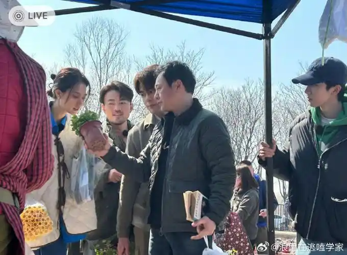 马嘉祺新综艺路透#马嘉祺的身高有点迷,曾舜晞官方身高181,马嘉祺据