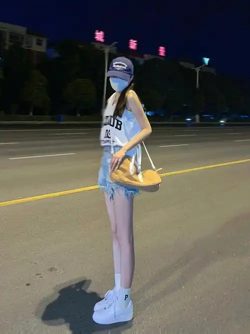 ootd背心77短裤夜晚不露脸拍出马路氛围照