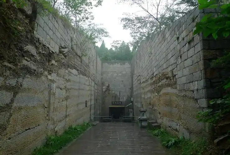 墓道塞石一吨半重,每块刻有文字.