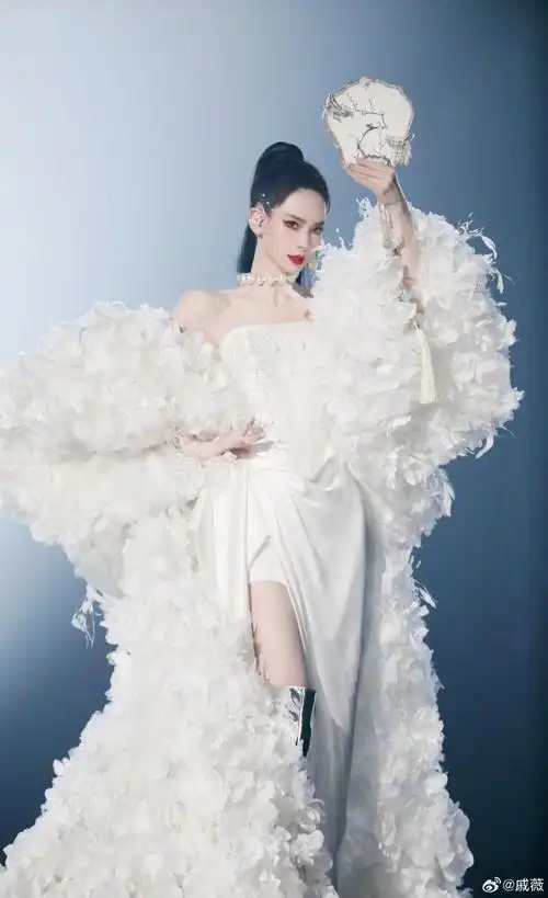 乍一看以为戚薇裤子当上衣穿