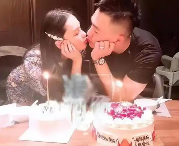 张馨予与老公何捷同框,现身支持王宝强电影,望向老公星星眼吸睛|李晨