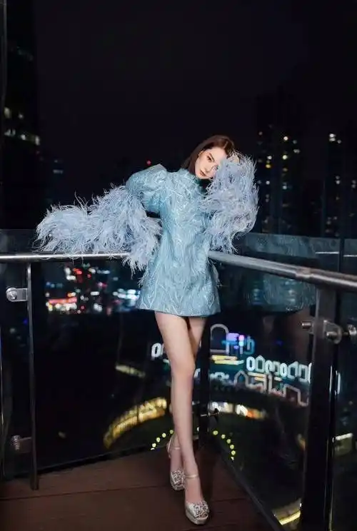 再搭配流苏元素,看着就高级_的设计_礼服_高跟鞋