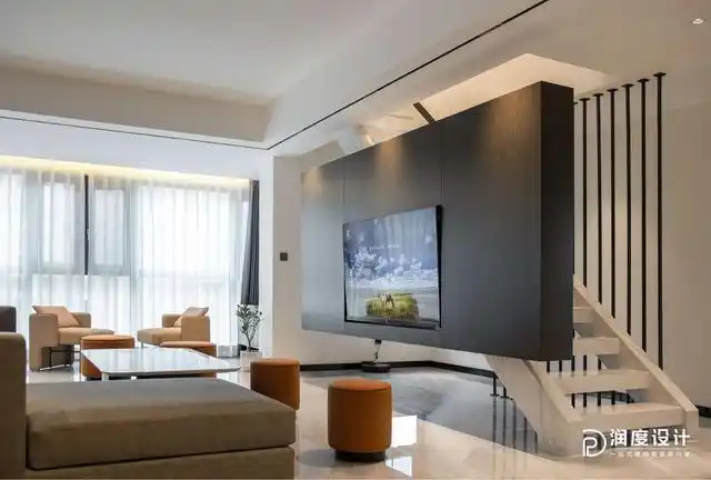 电视墙悬浮于楼梯上,不仅增大客厅的空间感,而且为楼梯的安全护航.