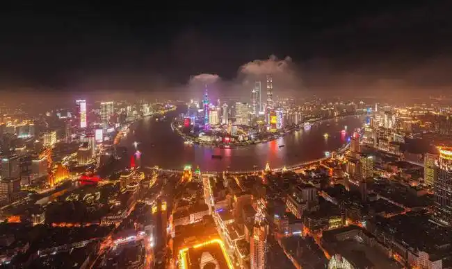 浦江两岸上演庆祝新中国成立70周年灯光秀