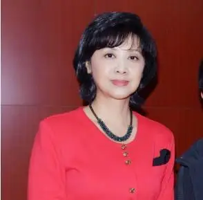 64岁女儿国国王朱琳近照依旧气质漂亮端庄典雅