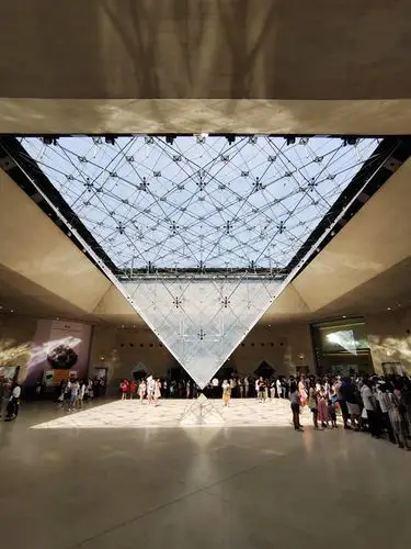 漂亮的玻璃倒金字塔