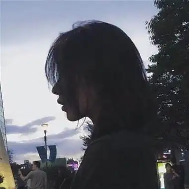 最新版2021女生长发侧面伤感头像乐天派小女人湿了眼角的泪