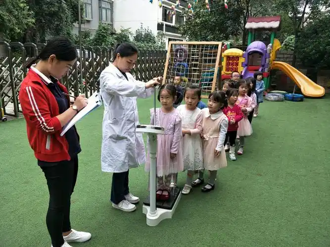 2017年9月29日上午10时关注幼儿身体健康,秋季开学第一次身高体重测量