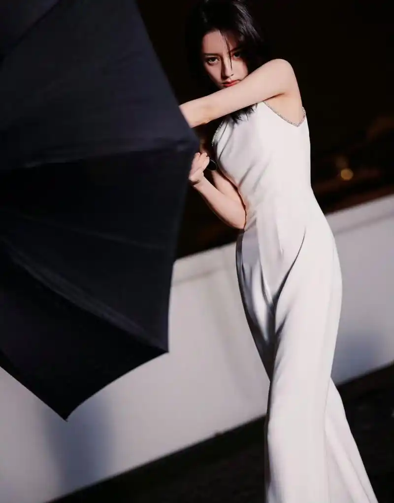 迪丽热巴穿白色高跟鞋,脚丫也太好看了