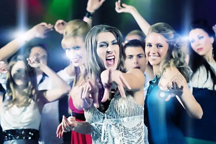 年轻人在俱乐部或迪斯科派对上跳舞女孩和男孩朋友玩得开心