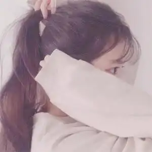 扎马尾侧脸女生头像,清新脱俗青春洋溢