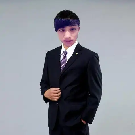 求大神帮忙ps一张图片把这张头像换到别人身上就好最好是正装西装