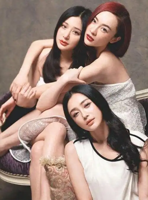 昔日的"泰迪姐妹团"成员霍思燕和她的闺蜜熊乃瑾在北京偶遇,并于9月22