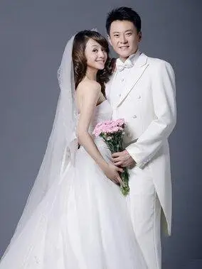 46岁曹颖晒和老公亲密照,穿蕾丝吊带裙太性感,身段完美锁骨突出