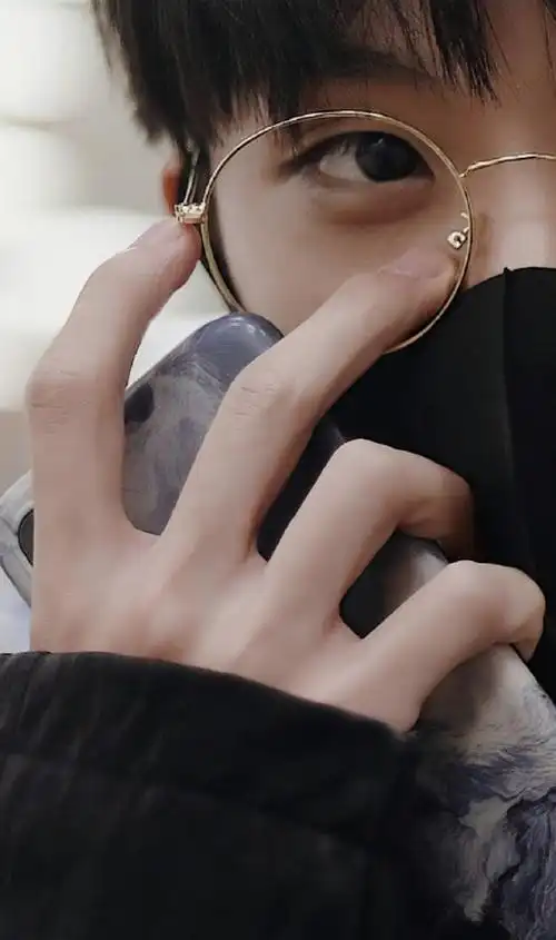 马嘉祺晒弹吉他视频