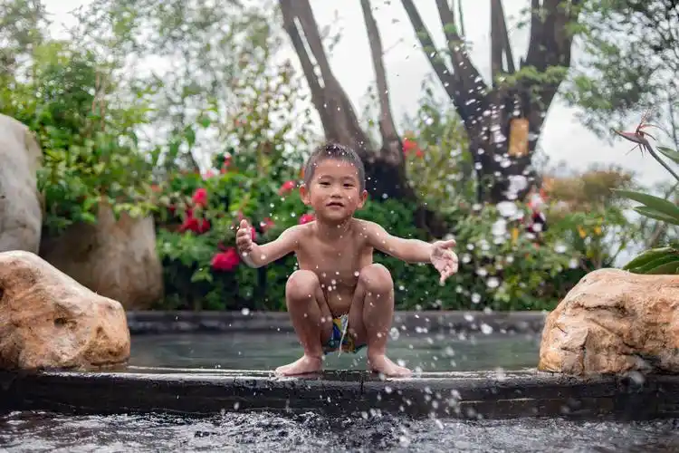 戏水的小男孩——不过这表情