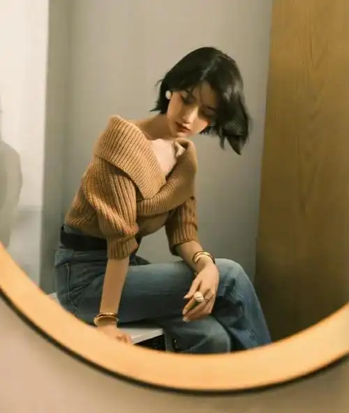 毛晓彤穿宽松牛仔裤  给这条普通牛仔裤多了分帅气休闲感