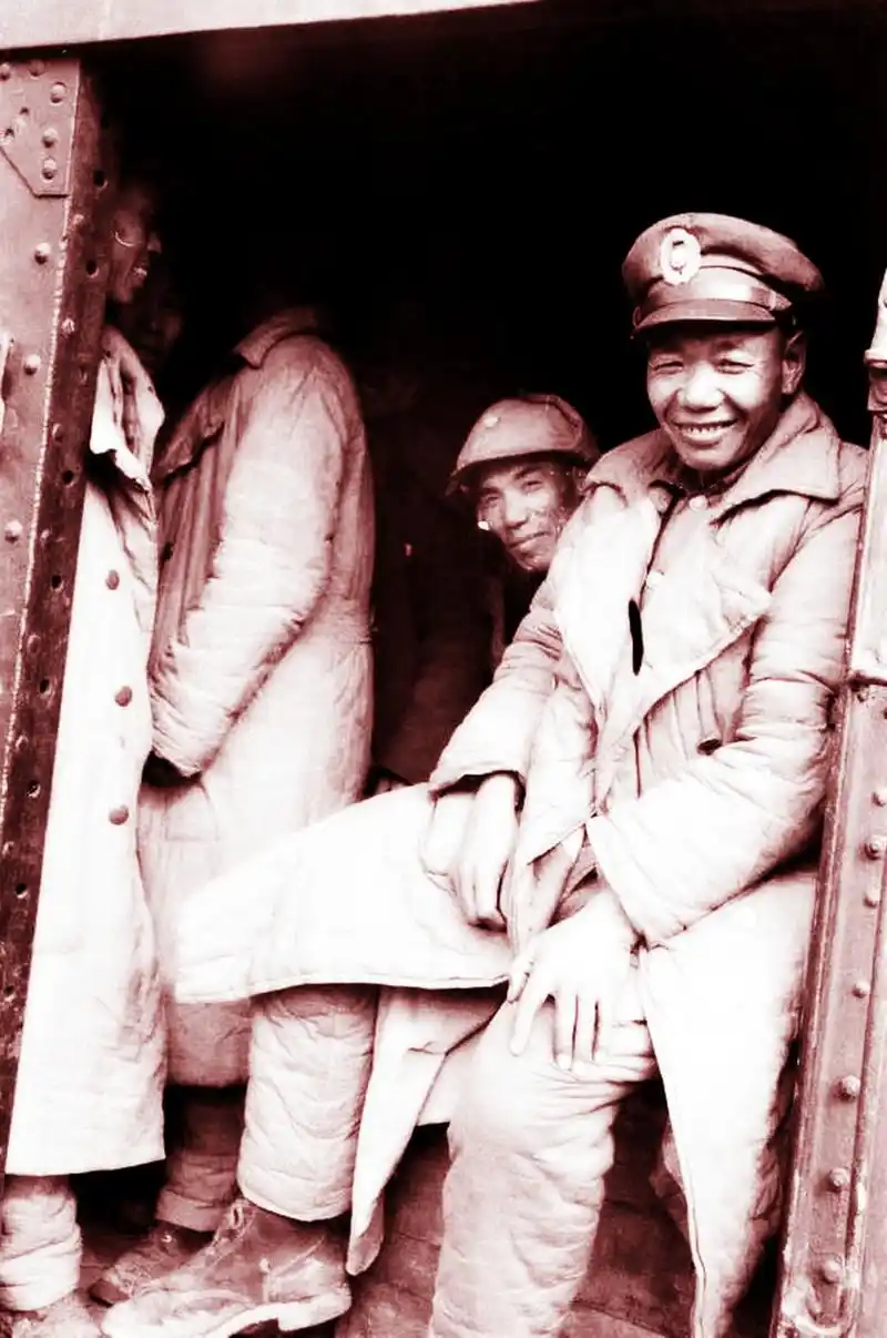 从1947年到1959年,国军军装继续沿用下图所示的束腰式立架.