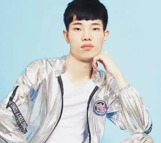 和平精英鲨鱼再约顶流女主播完成淘汰就变装鲨鱼太懂了