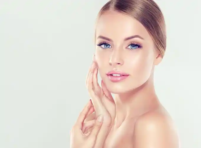 美容院护肤放松解压面部补水头发湿透的妇女在灰色背景下摘下面膜面部