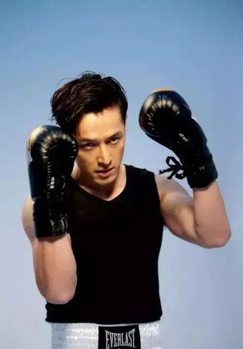 【星健闻】胸肌,腹毛,胡歌轻易不脱,一脱惊人!