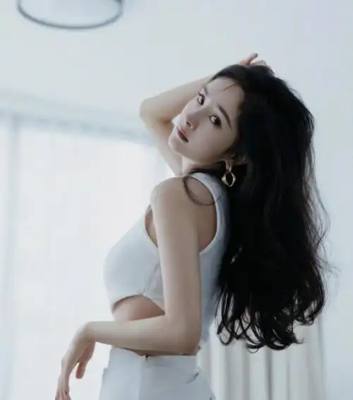 养眼杨幂成功挑战漫画腰身材纤瘦曲线完美