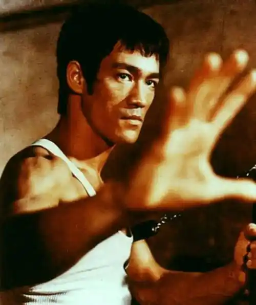 原创功夫巨星李小龙体格健壮拥有超强的耐力追求实战的强悍身体