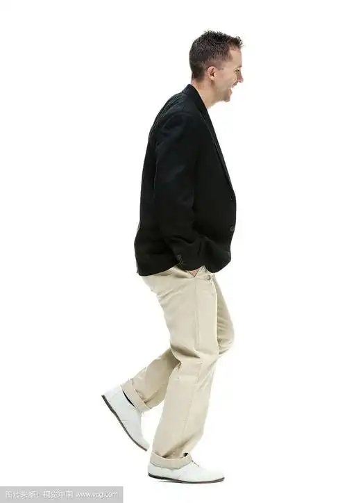 微笑不经意的男人走路